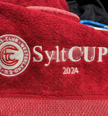 Bestickter Schriftzug auf einem Handtuch