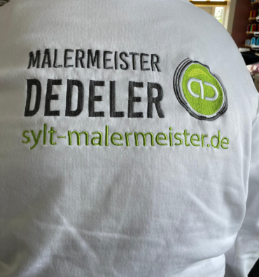Bestickter Schriftzug auf einem Pullover